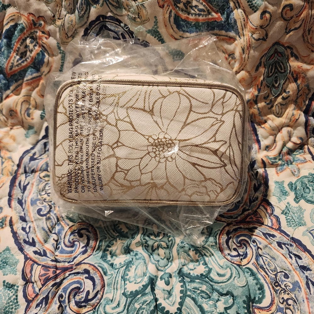Estee Lauder Re-Nutriv cosmetic bag With Samples - Picture 8 of 8